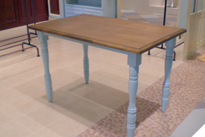 単色のろくろ脚と染色の天板